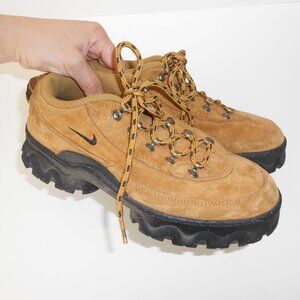 nike womens hiking lahar low boots